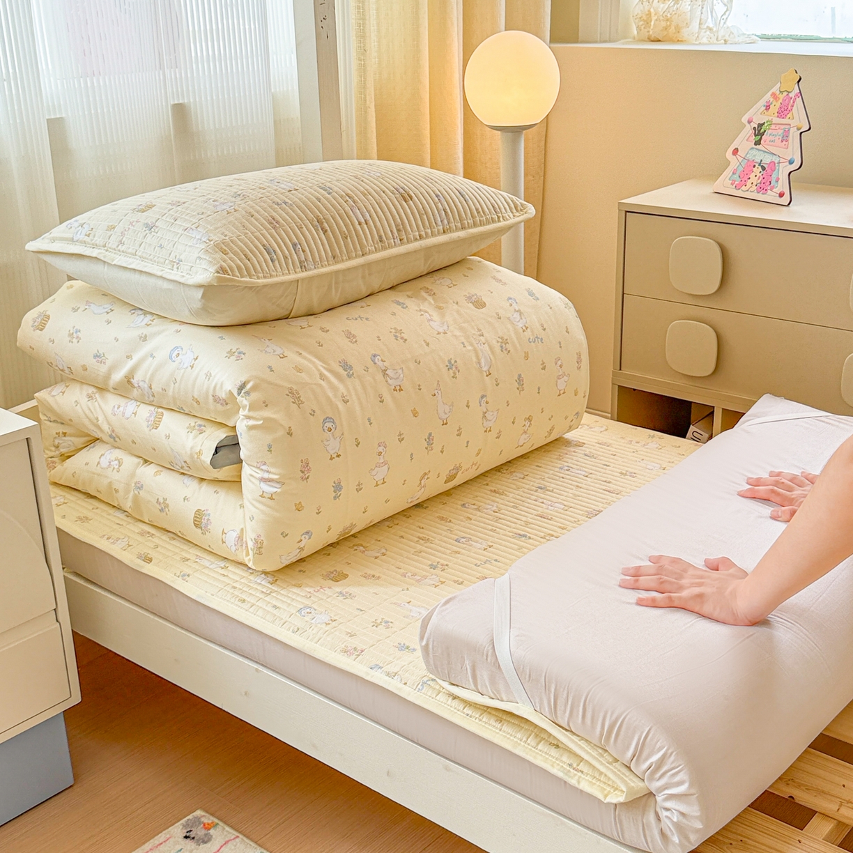 91家纺网 家纺一手货源 找家纺 沐辰 2025春夏新款A类全棉纯棉学生床床盖三件套 庄园小鸭