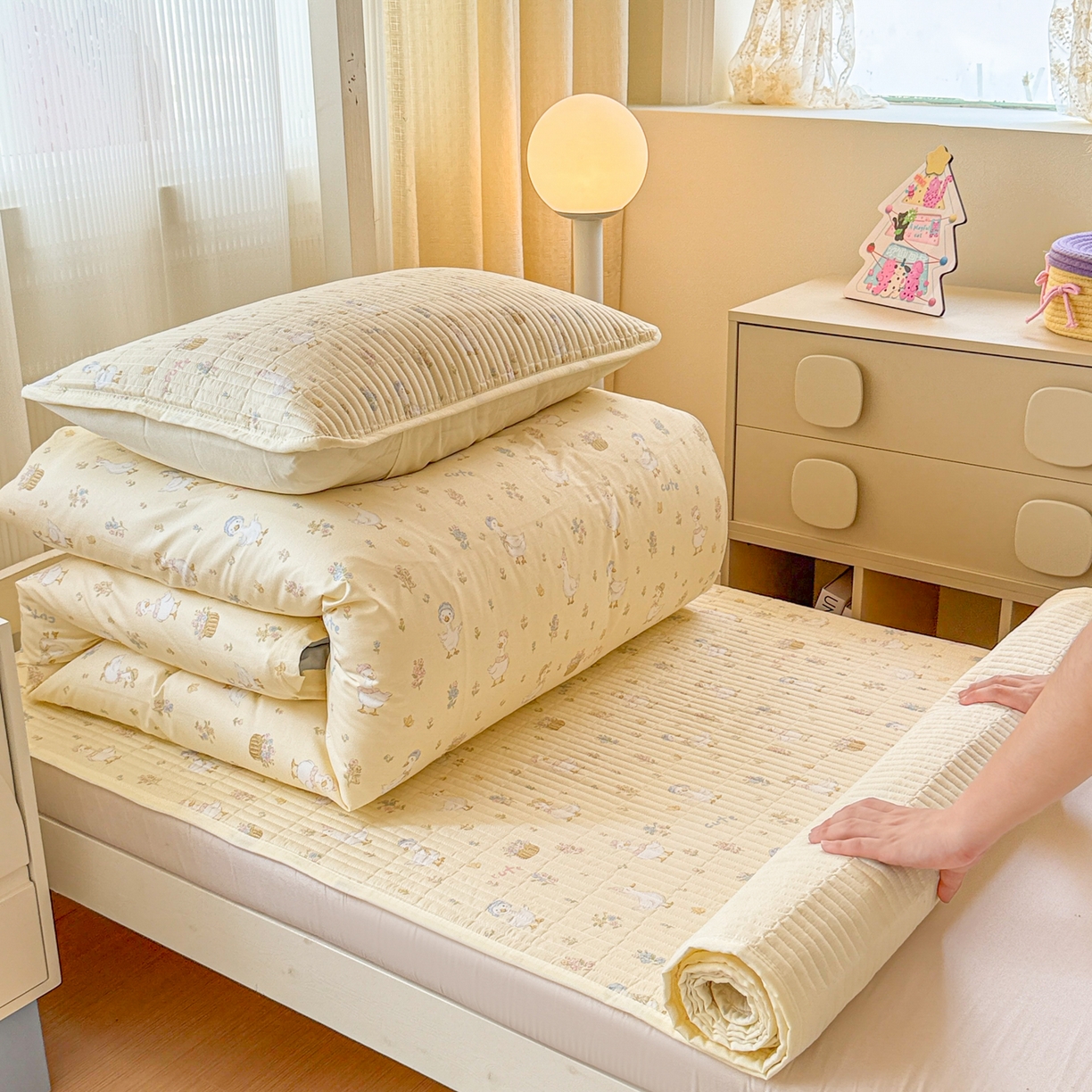 91家纺网 家纺一手货源 找家纺 沐辰 2025春夏新款A类全棉纯棉学生床床盖三件套 庄园小鸭