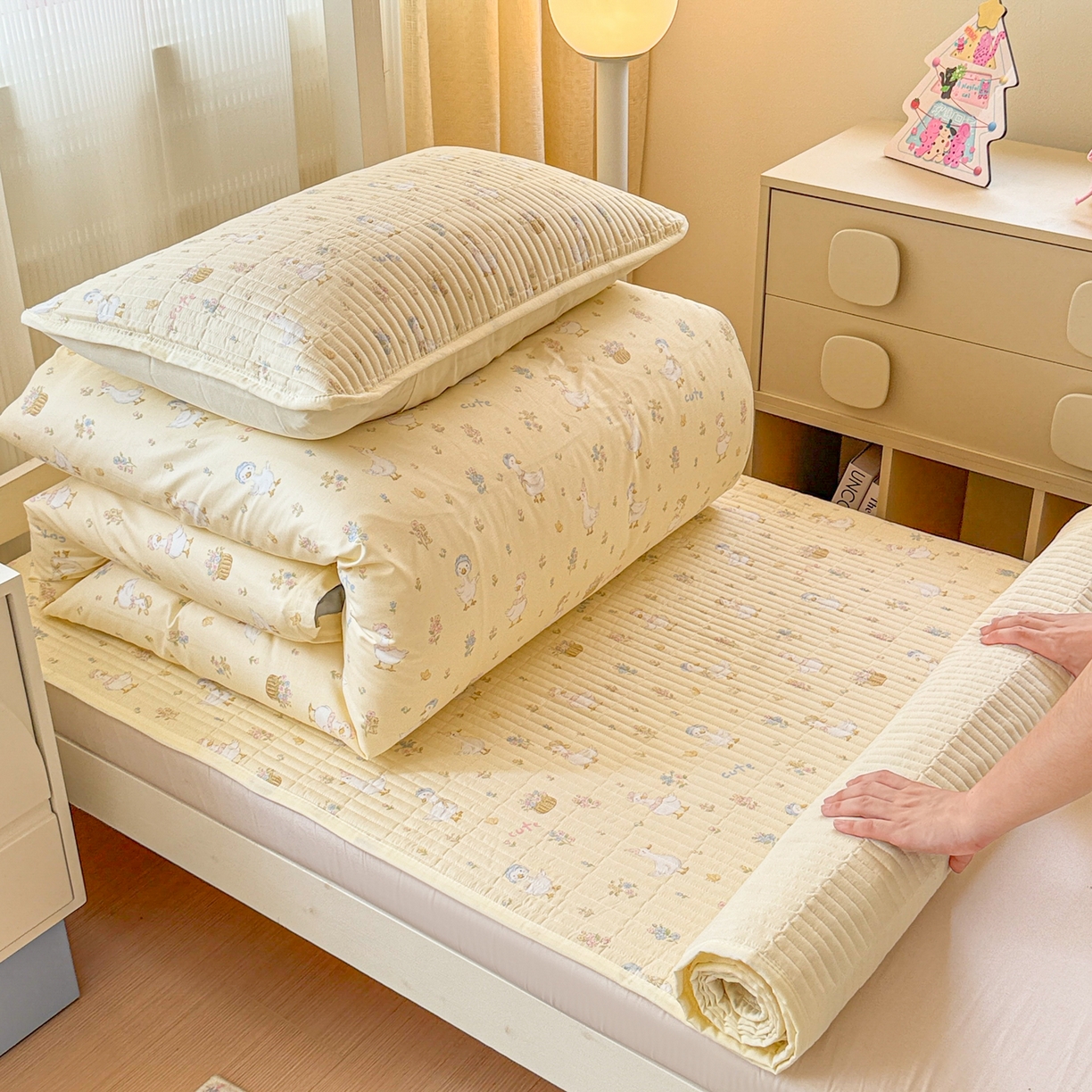 91家纺网 家纺一手货源 找家纺 沐辰 2025春夏新款A类全棉纯棉学生床床盖三件套 庄园小鸭