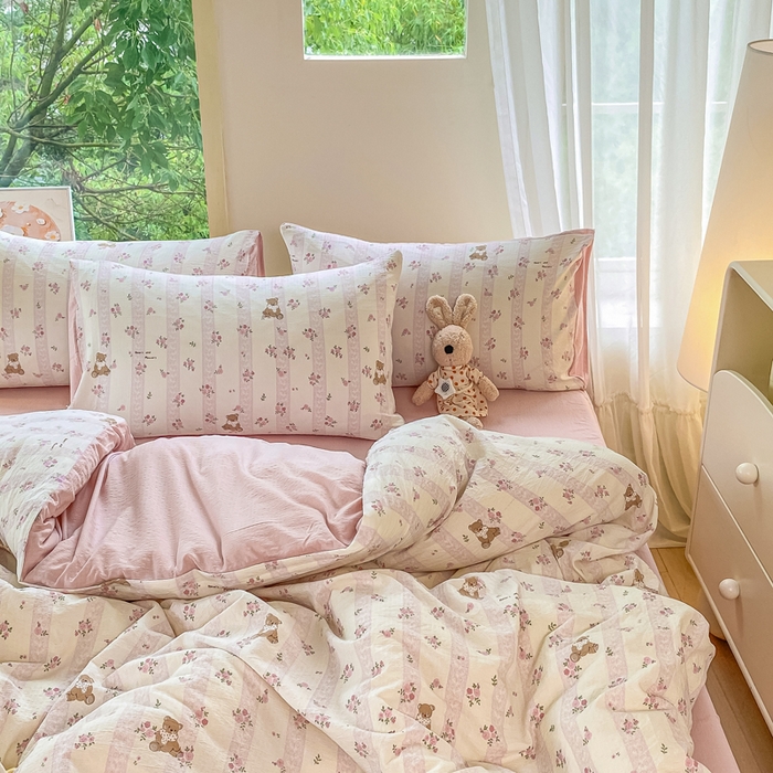 91家纺网 家纺一手货源 找家纺 雅阁尔家纺 2025新款直播小红书ins风针织提花双层纱四件套小碎花被套床笠三件套-平铺 花园小熊