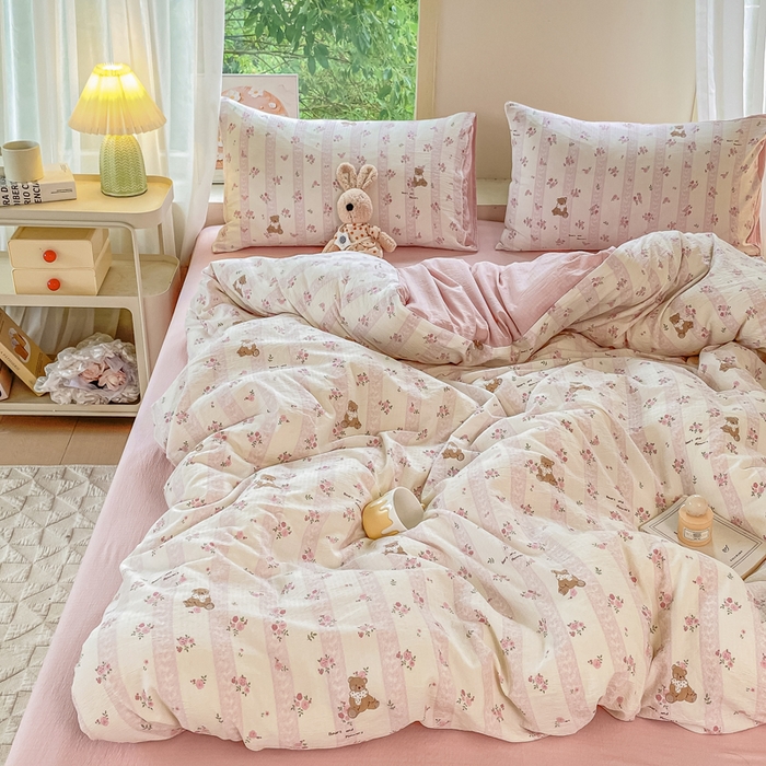 91家纺网 家纺一手货源 找家纺 雅阁尔家纺 2025新款直播小红书ins风针织提花双层纱四件套小碎花被套床笠三件套-平铺 花园小熊