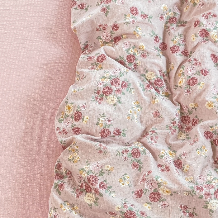 91家纺网 家纺一手货源 找家纺 雅阁尔家纺 2025新款直播小红书ins风针织提花双层纱四件套小碎花被套床笠三件套-平铺 玫瑰物语