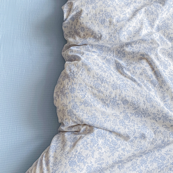 91家纺网 家纺一手货源 找家纺 雅阁尔家纺 2025新款直播小红书ins风针织提花双层纱四件套小碎花被套床笠三件套-平铺 蓝玫瑰