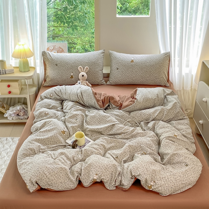 91家纺网 家纺一手货源 找家纺 雅阁尔家纺 2025新款直播小红书ins风针织提花双层纱四件套小碎花被套床笠三件套-平铺 元素小熊