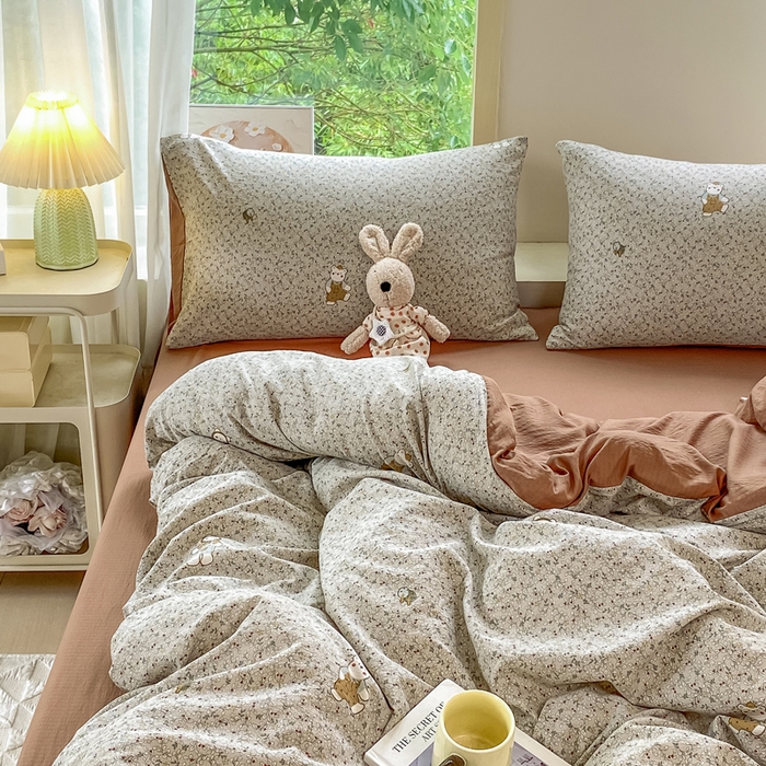 91家纺网 家纺一手货源 找家纺 雅阁尔家纺 2025新款直播小红书ins风针织提花双层纱四件套小碎花被套床笠三件套-平铺 元素小熊