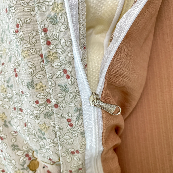 91家纺网 家纺一手货源 找家纺 雅阁尔家纺 2025新款直播小红书ins风针织提花双层纱四件套小碎花被套床笠三件套-平铺 元素小熊