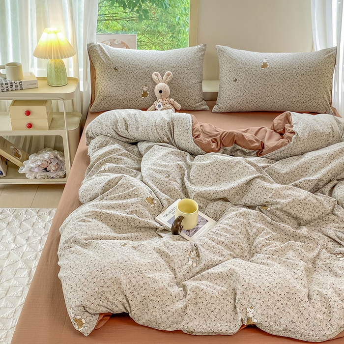 91家纺网 家纺一手货源 找家纺 雅阁尔家纺 2025新款直播小红书ins风针织提花双层纱四件套小碎花被套床笠三件套-平铺 元素小熊