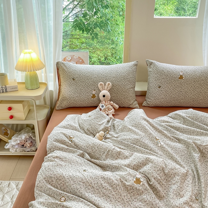 91家纺网 家纺一手货源 找家纺 雅阁尔家纺 2025新款直播小红书ins风针织提花双层纱四件套小碎花被套床笠三件套-平铺 元素小熊