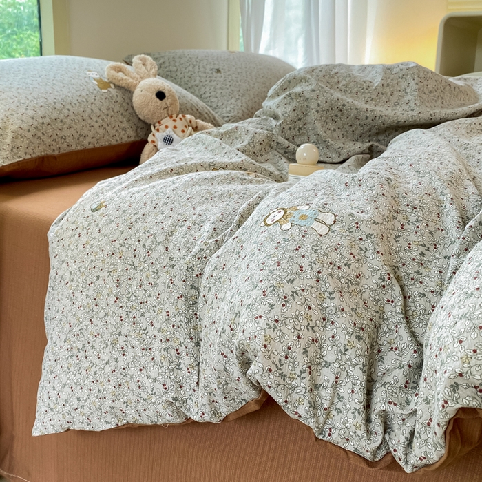 91家纺网 家纺一手货源 找家纺 雅阁尔家纺 2025新款直播小红书ins风针织提花双层纱四件套小碎花被套床笠三件套-平铺 元素小熊