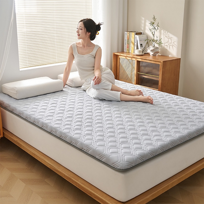 91家纺网 家纺一手货源 找家纺 锦丝钰床垫 2025春夏新款乳胶记忆棉床垫-大床 单边-菱形格灰