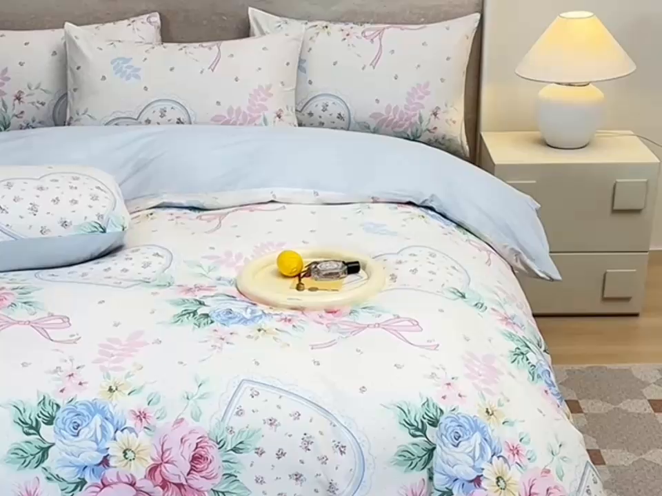 91家纺网 家纺一手货源 找家纺 宇彬家纺 2026直播新款13070全棉纯棉印花床单床笠款四件套和单被套喷气清新简约（缩水足可定做） 粉蓝心韵