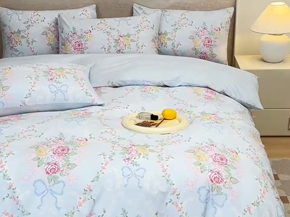 91家纺网 家纺一手货源 找家纺 宇彬家纺 2026直播新款13070全棉纯棉印花床单床笠款四件套和单被套喷气清新简约（缩水足可定做） 米蓝韵花影