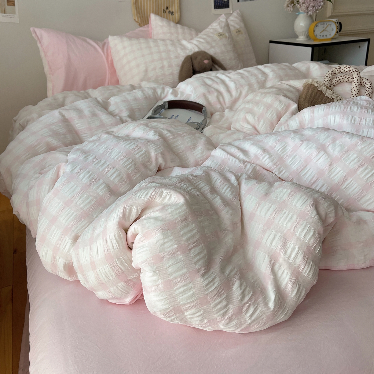 91家纺网 家纺一手货源 找家纺 顾里2025新款韩系格子阳离子泡泡纱四件套-第二组 少女粉格