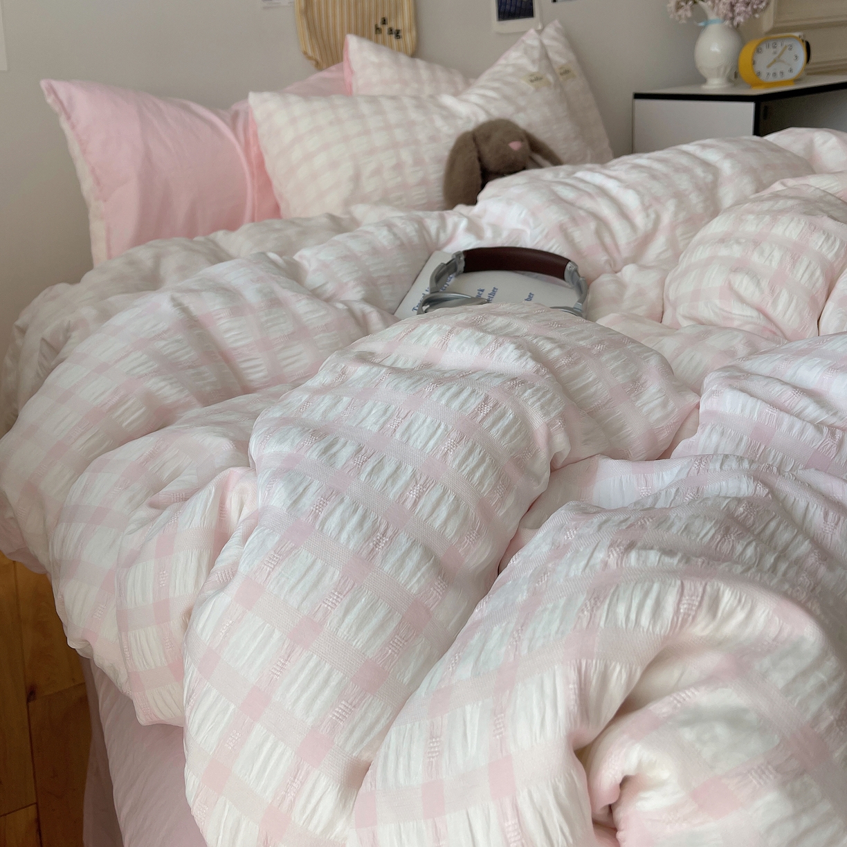 91家纺网 家纺一手货源 找家纺 顾里2025新款韩系格子阳离子泡泡纱四件套-第二组 少女粉格