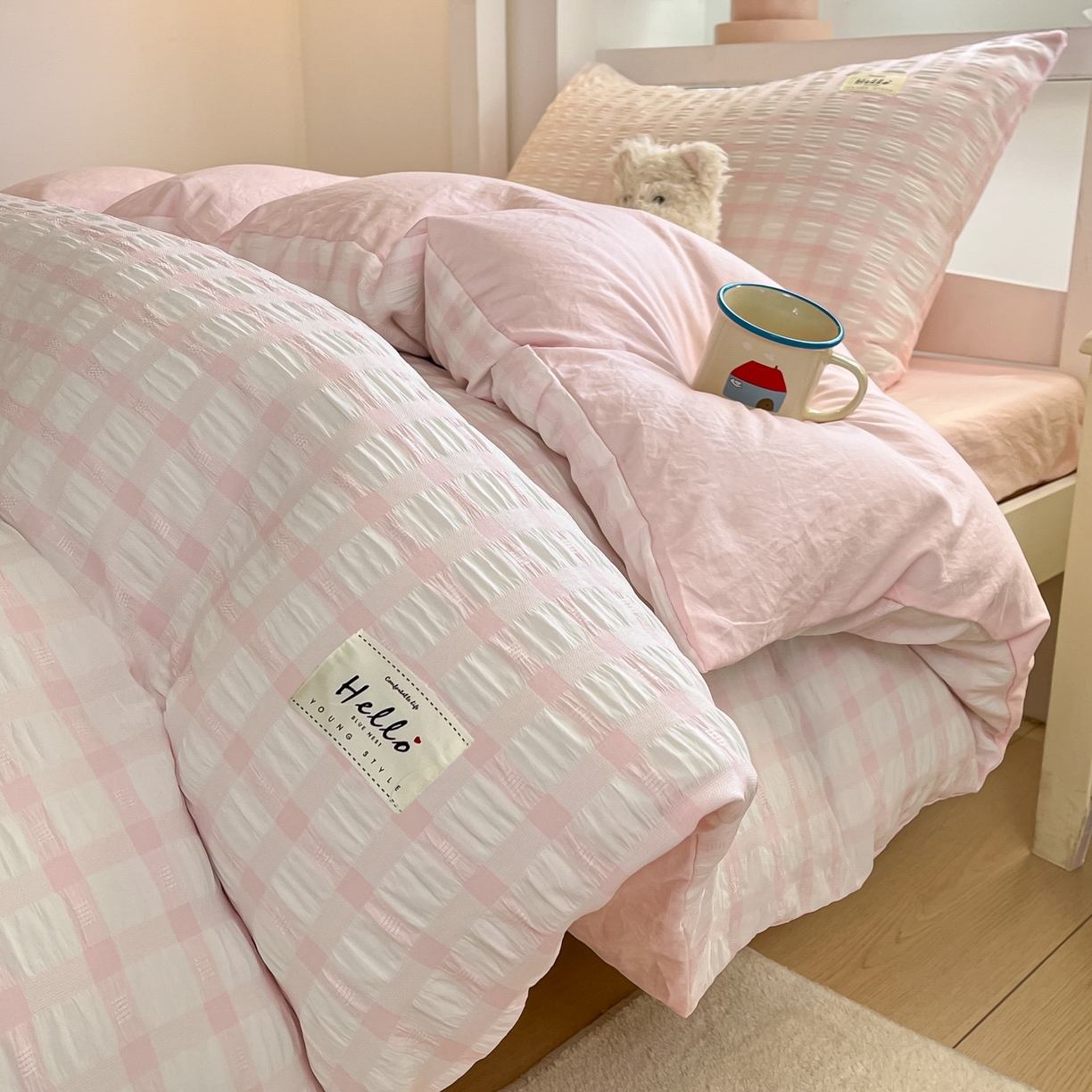 91家纺网 家纺一手货源 找家纺 顾里2025新款韩系格子阳离子泡泡纱学生宿舍上下铺三件套 少女粉格