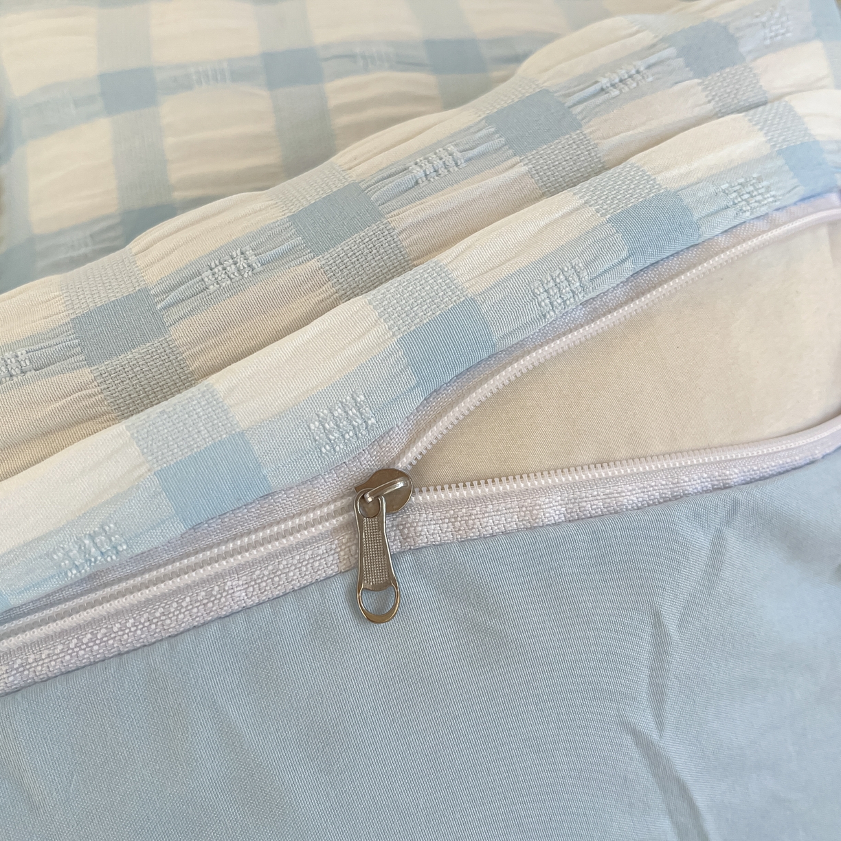 91家纺网 家纺一手货源 找家纺 顾里2025新款韩系格子阳离子泡泡纱学生宿舍上下铺三件套 天空蓝格