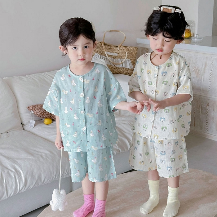 91家纺网 家纺一手货源 找家纺 妍景家居生活馆 2025新款儿童纱布圆领开衫款 蓝条玩具熊