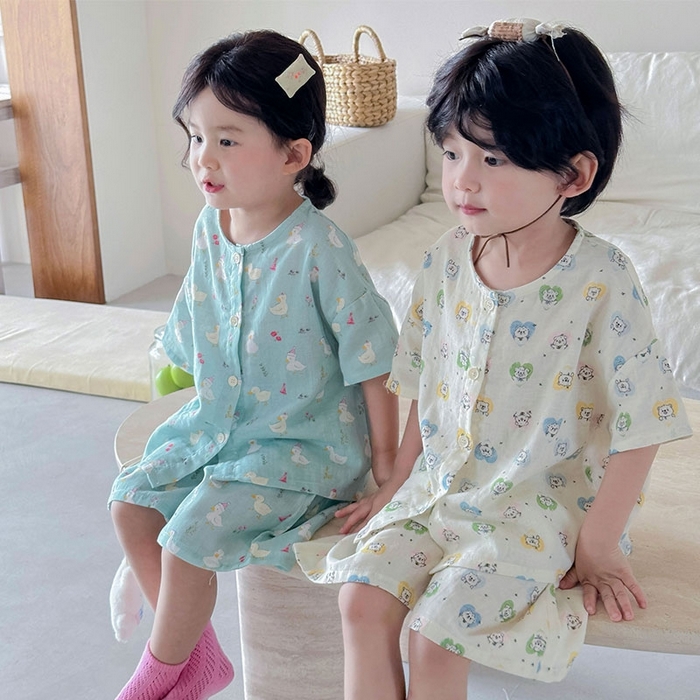 91家纺网 家纺一手货源 找家纺 妍景家居生活馆 2025新款儿童纱布圆领开衫款 蓝条玩具熊