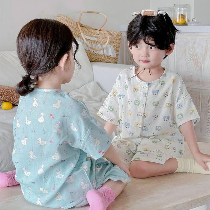 91家纺网 家纺一手货源 找家纺 妍景家居生活馆 2025新款儿童纱布圆领开衫款 蓝条玩具熊