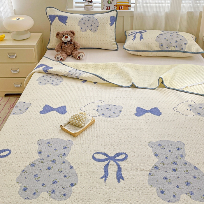 91家纺网 家纺一手货源 找家纺 富馨莱 2025春夏新款纯棉夹棉单床盖床盖单件薄床垫 蝴蝶结小熊