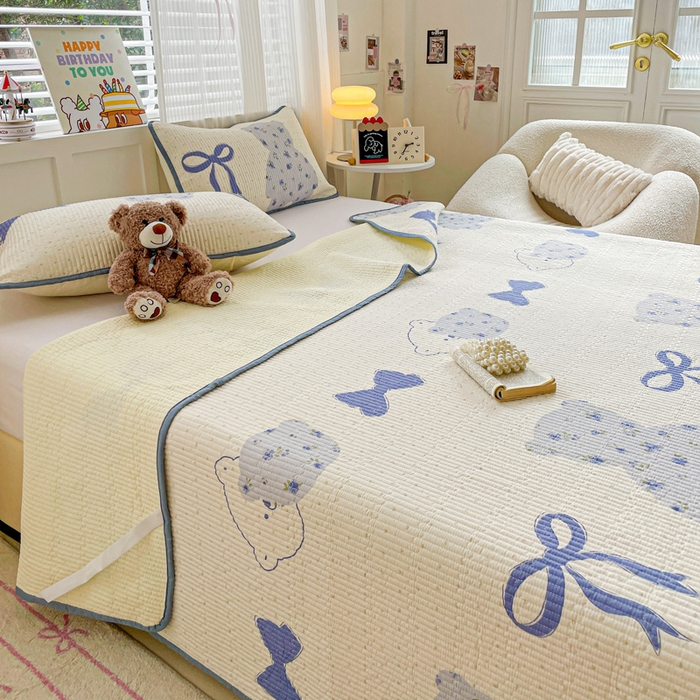 91家纺网 家纺一手货源 找家纺 富馨莱 2025春夏新款纯棉夹棉单床盖床盖单件薄床垫 蝴蝶结小熊