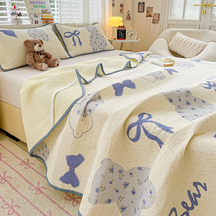 91家纺网 家纺一手货源 找家纺 富馨莱 2025春夏新款纯棉夹棉单床盖床盖单件薄床垫 蝴蝶结小熊