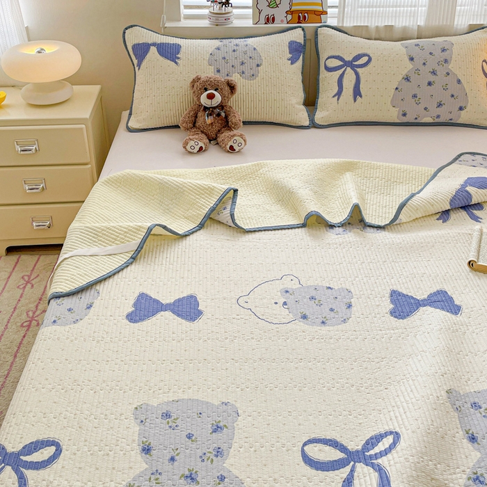 91家纺网 家纺一手货源 找家纺 富馨莱 2025春夏新款纯棉夹棉单床盖床盖单件薄床垫 蝴蝶结小熊