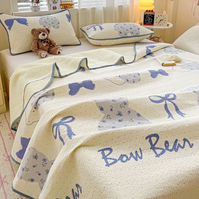 91家纺网 家纺一手货源 找家纺 富馨莱 2025春夏新款纯棉夹棉单床盖床盖单件薄床垫 蝴蝶结小熊