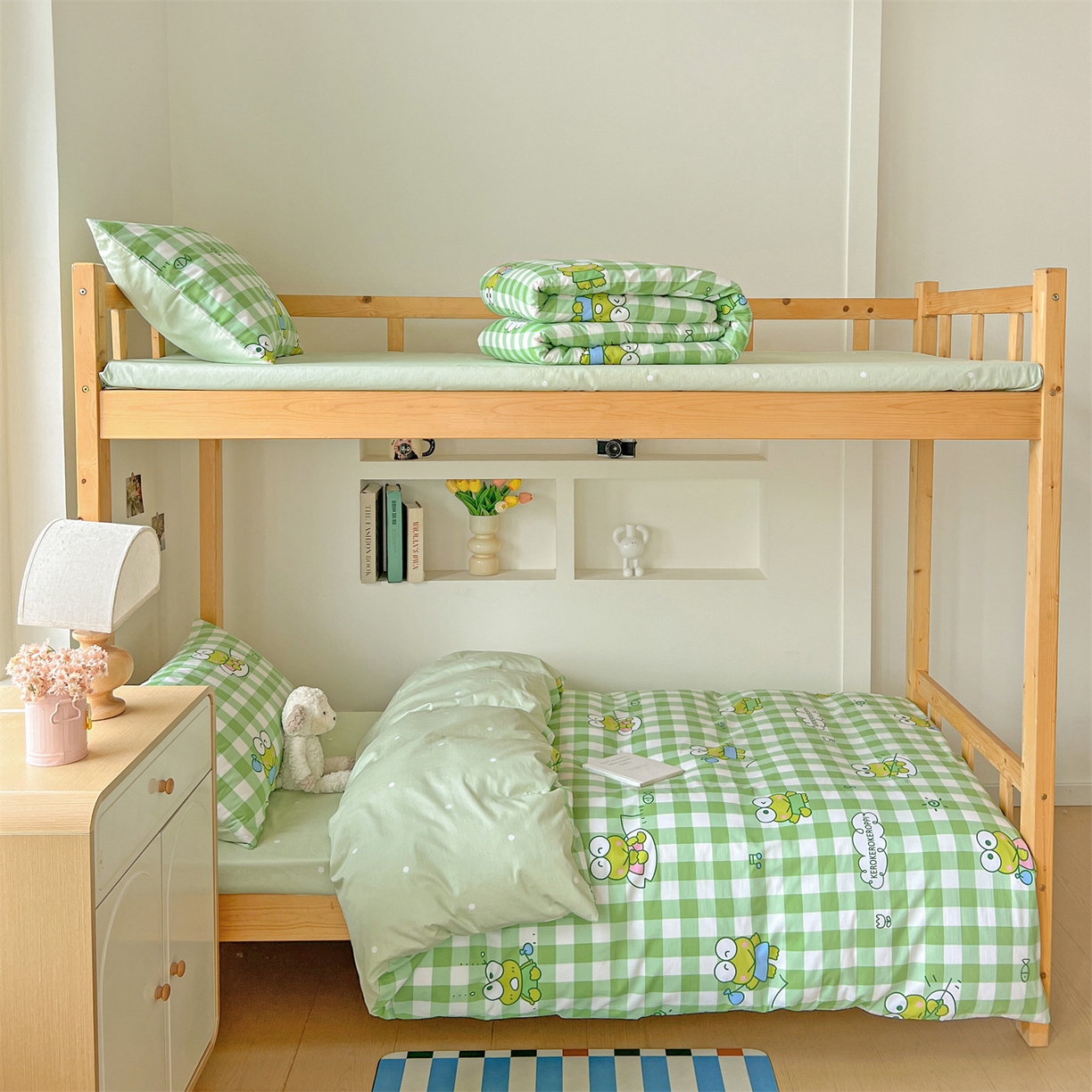 91家纺网 家纺一手货源 找家纺 名兮家居 2025-全棉纯棉13372经典奥特曼-三丽鸥学生床多件套【含防伪标】 格子大眼蛙