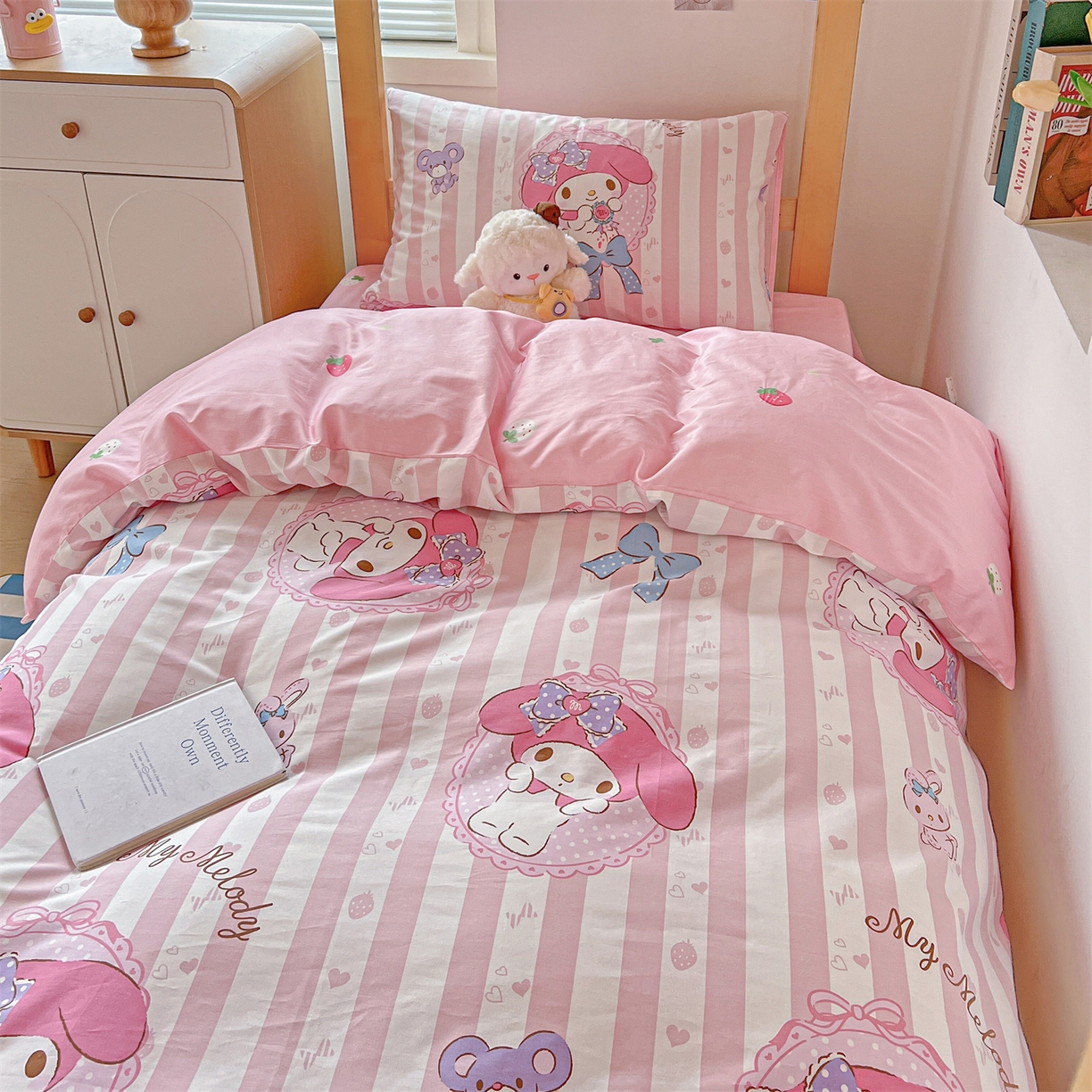 91家纺网 家纺一手货源 找家纺 名兮家居 2025-全棉纯棉13372经典奥特曼-三丽鸥学生床多件套【含防伪标】 竖条美乐蒂