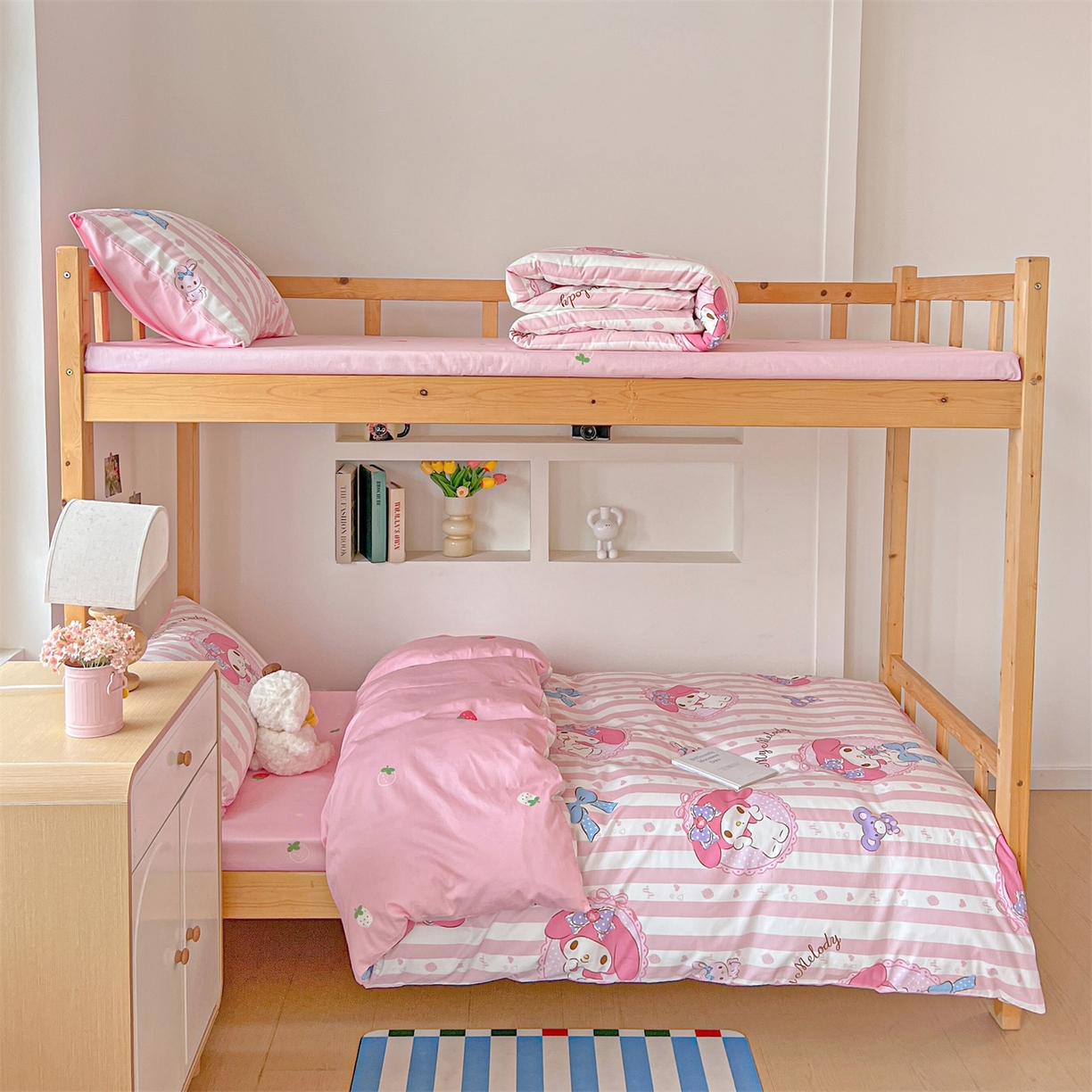 91家纺网 家纺一手货源 找家纺 名兮家居 2025-全棉纯棉13372经典奥特曼-三丽鸥学生床多件套【含防伪标】 竖条美乐蒂