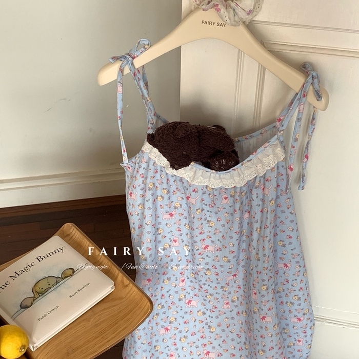 91家纺网 家纺一手货源 找家纺 妍景家居生活馆 2025新款纱布吊带睡裙 蓝底碎花猫咪