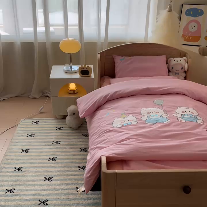 91家纺网 家纺一手货源 找家纺 柔享家（原芷澜家纺）2025新款全棉高端贴布刺绣幼儿园套件儿童三件套被子被芯婴童宝宝六件套七件套 气球小猫粉