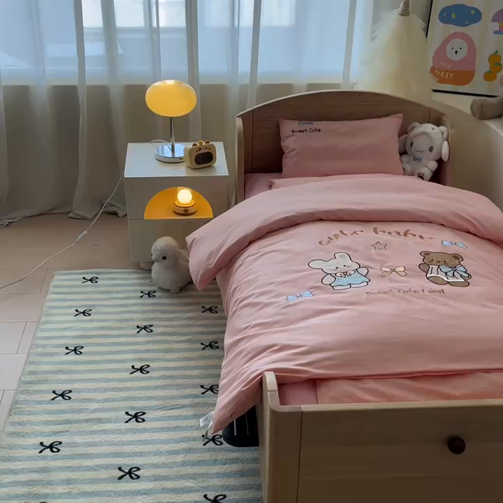 91家纺网 家纺一手货源 找家纺 柔享家（原芷澜家纺）2025新款全棉高端贴布刺绣幼儿园套件儿童三件套被子被芯婴童宝宝六件套七件套 可爱小熊
