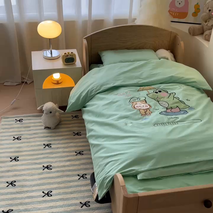 91家纺网 家纺一手货源 找家纺 柔享家（原芷澜家纺）2025新款全棉高端贴布刺绣幼儿园套件儿童三件套被子被芯婴童宝宝六件套七件套 快乐生活