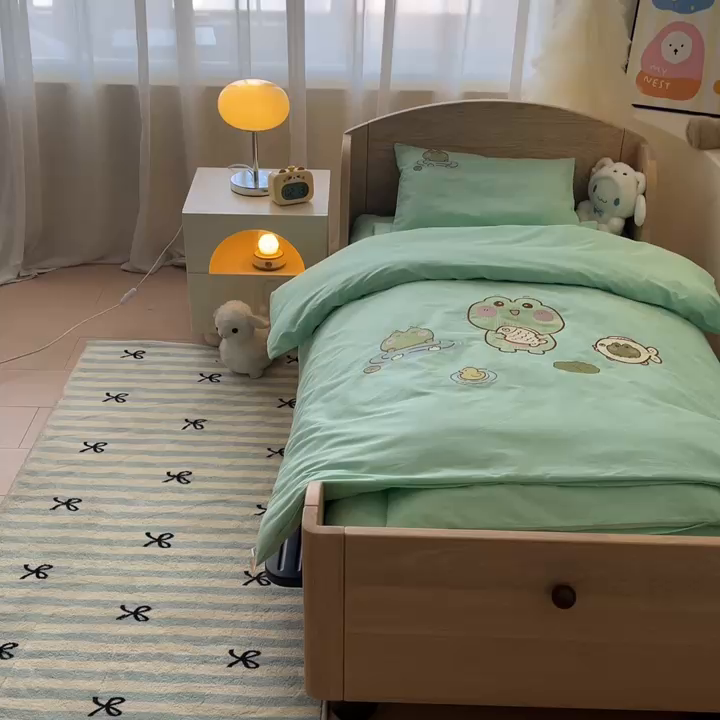 91家纺网 家纺一手货源 找家纺 柔享家（原芷澜家纺）2025新款全棉高端贴布刺绣幼儿园套件儿童三件套被子被芯婴童宝宝六件套七件套 青蛙戏水