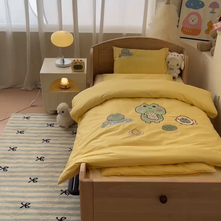 91家纺网 家纺一手货源 找家纺 柔享家（原芷澜家纺）2025新款全棉高端贴布刺绣幼儿园套件儿童三件套被子被芯婴童宝宝六件套七件套 青蛙戏水黄