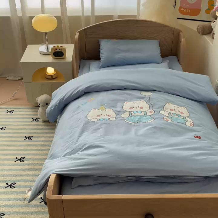 91家纺网 家纺一手货源 找家纺 柔享家（原芷澜家纺）2025新款全棉高端贴布刺绣幼儿园套件儿童三件套被子被芯婴童宝宝六件套七件套 气球小猫