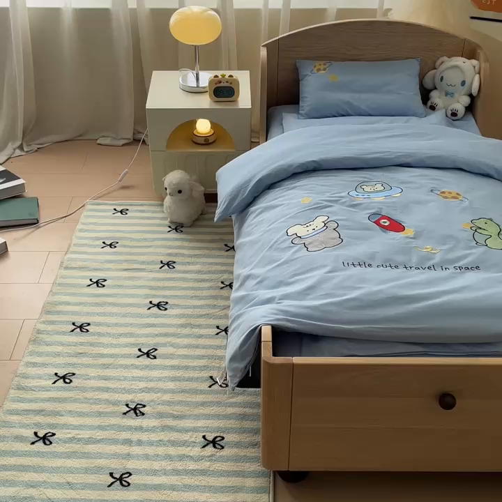 91家纺网 家纺一手货源 找家纺 柔享家（原芷澜家纺）2025新款全棉高端贴布刺绣幼儿园套件儿童三件套被子被芯婴童宝宝六件套七件套 恐龙日记