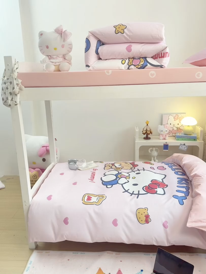 91家纺网 家纺一手货源 找家纺 博雅 2025春夏新款三丽鸥全棉纯棉卡通学生宿舍三件套上下铺三件套-大版【含防伪标】 小熊KT猫