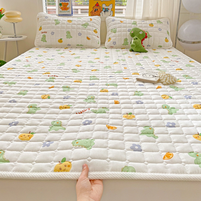 91家纺网 家纺一手货源 找家纺 富馨莱 2025春夏新款纯棉双层纱软床垫护垫加厚 小恐龙绿