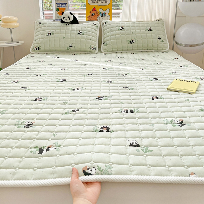 91家纺网 家纺一手货源 找家纺 富馨莱 2025春夏新款纯棉双层纱软床垫护垫加厚 熊猫读书
