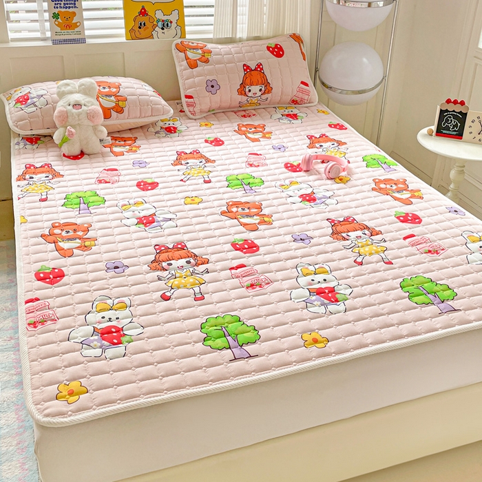 91家纺网 家纺一手货源 找家纺 富馨莱 2025春夏新款纯棉双层纱软床垫护垫加厚 草莓女孩