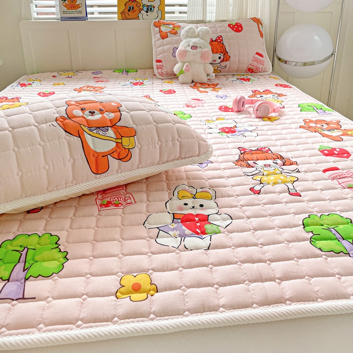 91家纺网 家纺一手货源 找家纺 富馨莱 2025春夏新款纯棉双层纱软床垫护垫加厚 草莓女孩