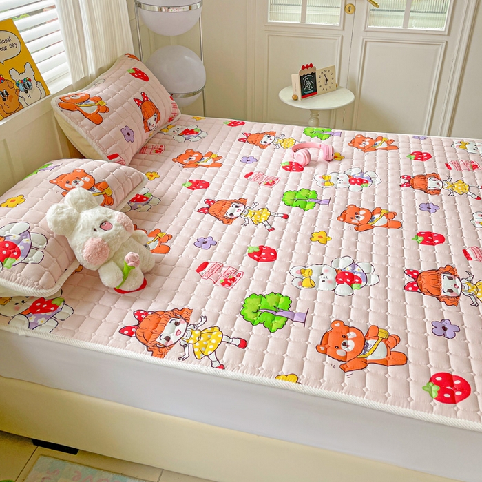 91家纺网 家纺一手货源 找家纺 富馨莱 2025春夏新款纯棉双层纱软床垫护垫加厚 草莓女孩