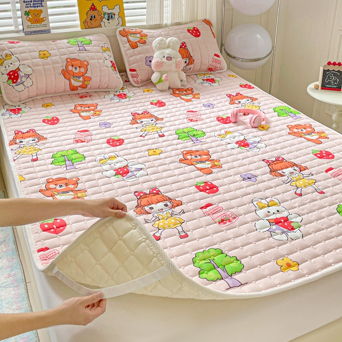 91家纺网 家纺一手货源 找家纺 富馨莱 2025春夏新款纯棉双层纱软床垫护垫加厚 草莓女孩