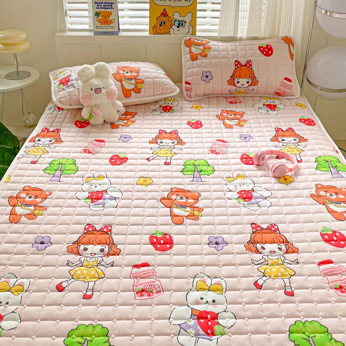 91家纺网 家纺一手货源 找家纺 富馨莱 2025春夏新款纯棉双层纱软床垫护垫加厚 草莓女孩