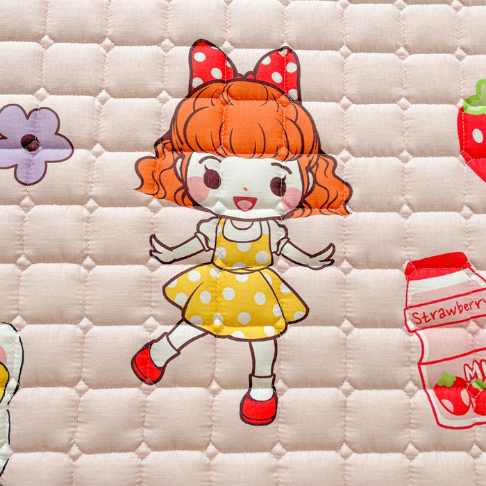 91家纺网 家纺一手货源 找家纺 富馨莱 2025春夏新款纯棉双层纱软床垫护垫加厚 草莓女孩