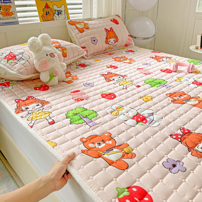 91家纺网 家纺一手货源 找家纺 富馨莱 2025春夏新款纯棉双层纱软床垫护垫加厚 草莓女孩