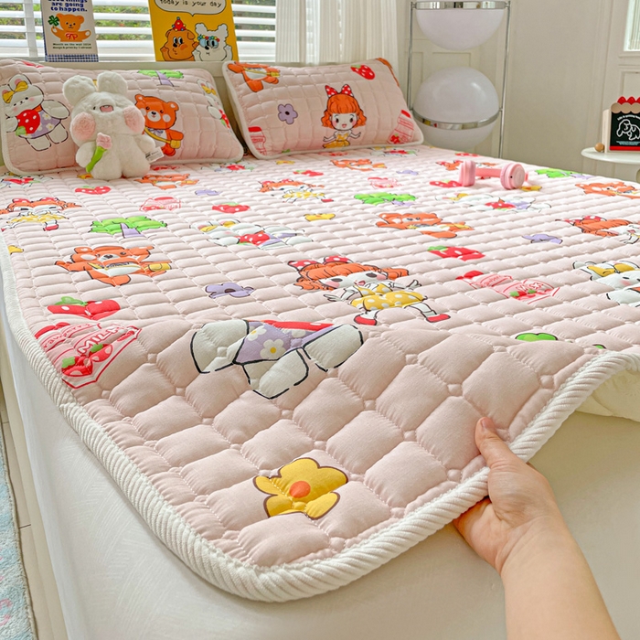 91家纺网 家纺一手货源 找家纺 富馨莱 2025春夏新款纯棉双层纱软床垫护垫加厚 草莓女孩